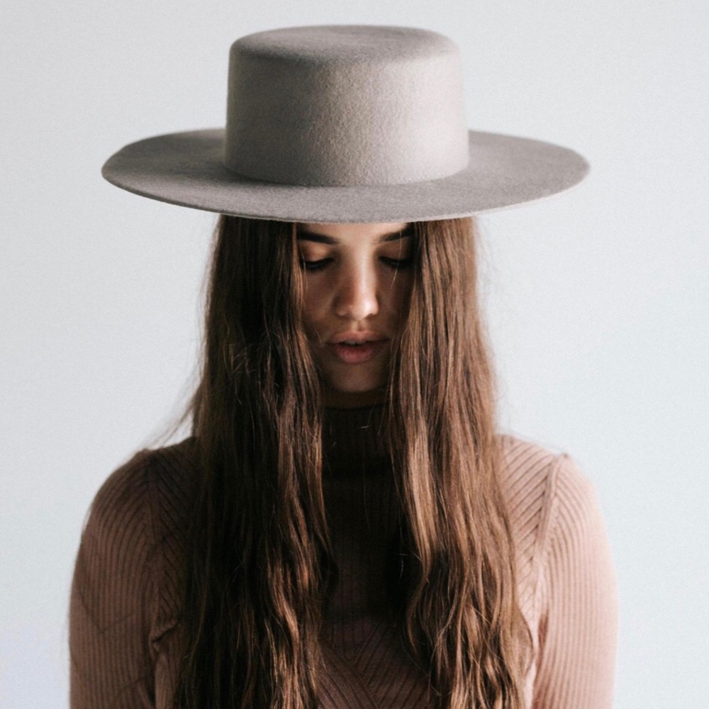 Gigi Pip Dahlia Boater Hat—Light Grey
